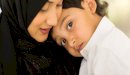 تعلق الطفل الزائد بأمه: الأسباب والحلول