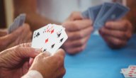ما حكم لعب الورق