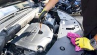 كيفية تنظيف محرك السيارة