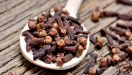 كل ما يهمك حول فوائد وأضرار القرنفل للبشرة