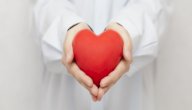 ما هي علامات حب المرأة للرجل في علم النفس؟