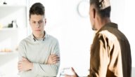 كيف أتعامل مع ابني المراهق الذي يحب؟
