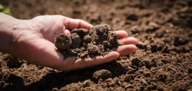 مكونات التربة وخصائصها