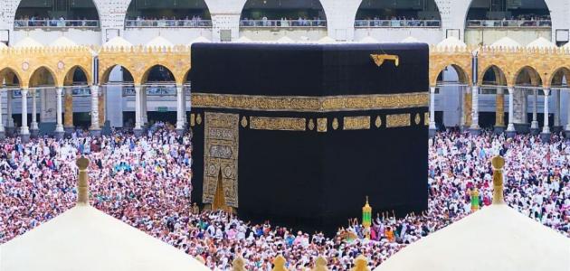أول من استلم الحجر الأسود