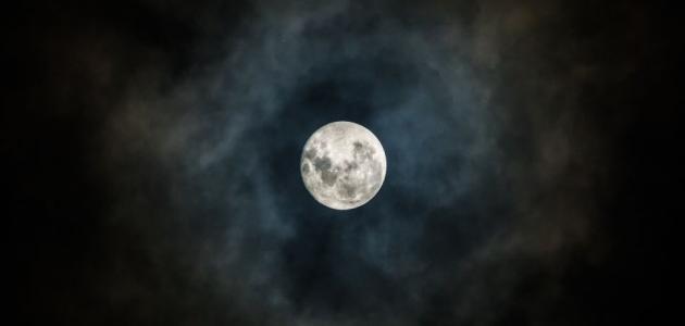 بماذا تسمى الدائرة المنيرة المحيطة بالقمر