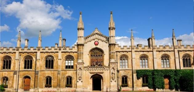 أين تقع جامعة كامبريدج البريطانية؟