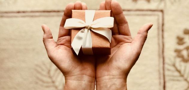 طريقة تقديم الهدايا