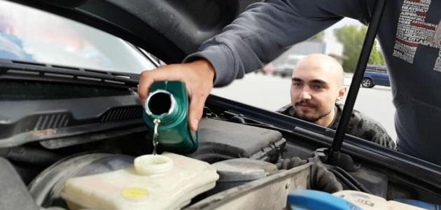 كيف تعرف كم لتر زيت تحتاجه سيارتك؟
