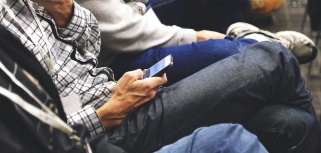 هل هناك أضرار من وضع ساق على الأخرى عند الجلوس؟
