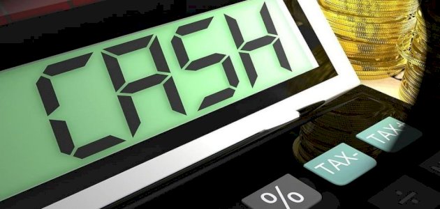 من ينفق المال أكثر: الرجال أم النساء؟