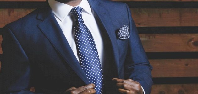 لا ترتكب هذه الأخطاء عند ارتداء البدلة