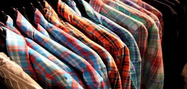 أفكار مميزة لتنسيق القمصان المطبعة مع ملابسك