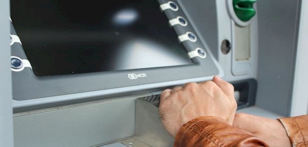 لتحمي نفسك من الاحتيال: اكتشف حيل اللصوص لسرقة أموالك باستخدام جهاز الصراف الآلي