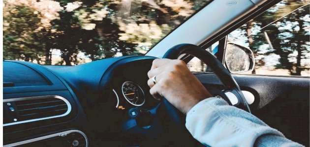 كيف تتعامل مع المواقف الصعبة أثناء القيادة ؟