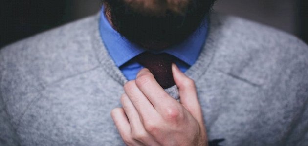 لإطلالة شتوية أنيقة : كيف تبدو جذابََا بالسويتر؟