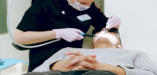 إن كنتَ ترتديه: نصائح للإعتناء بتقويم الأسنان