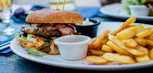 ما السبب وراء إدمان الوجبات السريعة؟