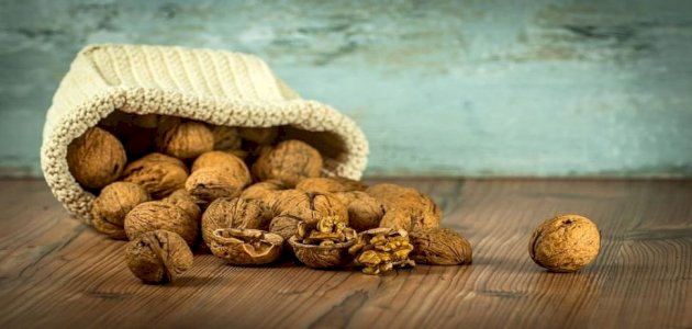 الجوز أم اللوز: أيهما أفضل لصحة الدماغ؟