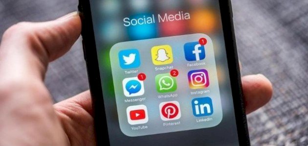 مواقع التواصل الاجتماعي: السلبيات والإيجابيات