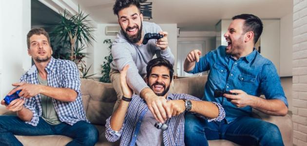 تعشق اللعب مع أصدقائك؟ إليك فائدة الألعاب الجماعية