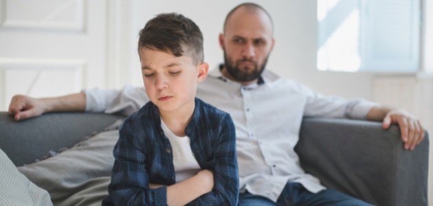 لماذا تغير سلوك طفلك فجأة؟ إليك الأسباب