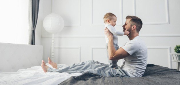 متى يعرف الطفل اسمه؟