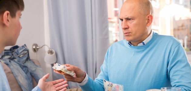 كيف تتعامل مع الأب البخيل؟