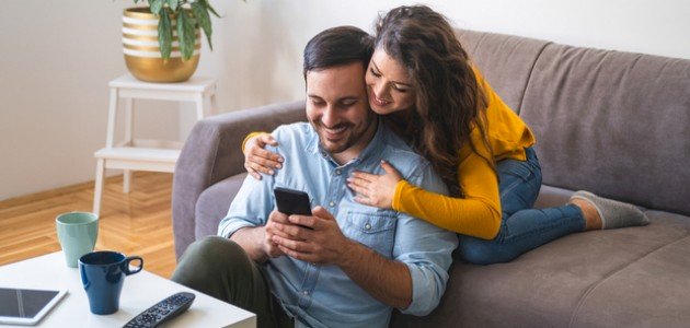 تأثير الهواتف الذكية على العلاقة الزوجية