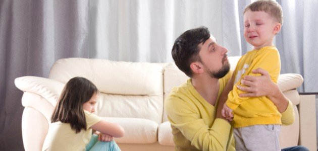 الغيرة على الوالدين عند الأطفال: الأسباب والعلاج