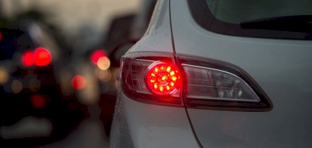 حساس لمبة الفرامل: أهميته وأشهر مشاكله