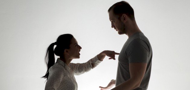 دليلك للتعامل مع الزوجة التي تبعد زوجها عن أهله