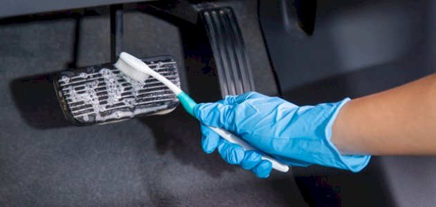 بالخطوات: تعلم طريقة تنظيف دواسات السيارة