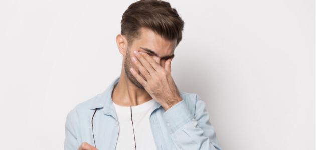دليلك لكل ما يخص الذبابة الطائرة في العين وعلاجها