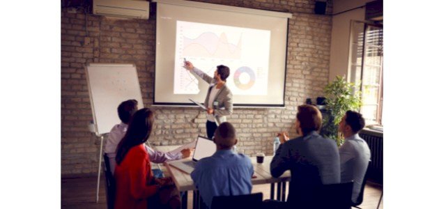 كيفية استخدام جهاز عرض البيانات (Data Show): إليك الخطوات!