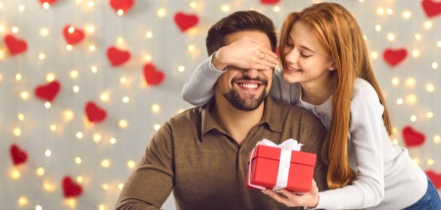 ما هي علامات كتمان الحب عند المرأة؟ إليكَ الإجابة