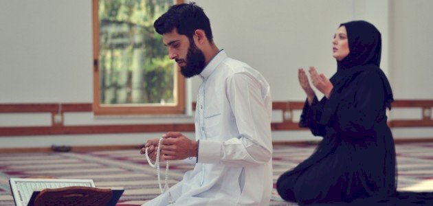 كل ما يتعلق بكيفية صلاة الزوج مع زوجته