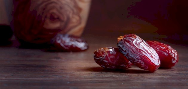 فوائد اكل سبع تمرات على الريق