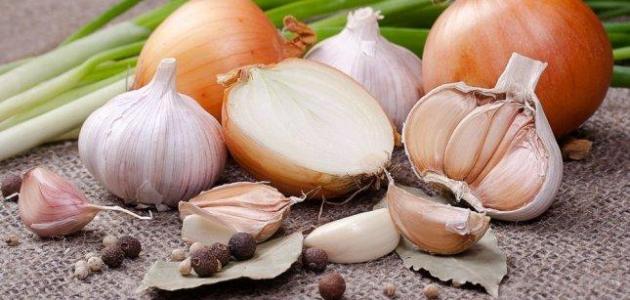 طريقة لازالة رائحة الثوم من الشعر